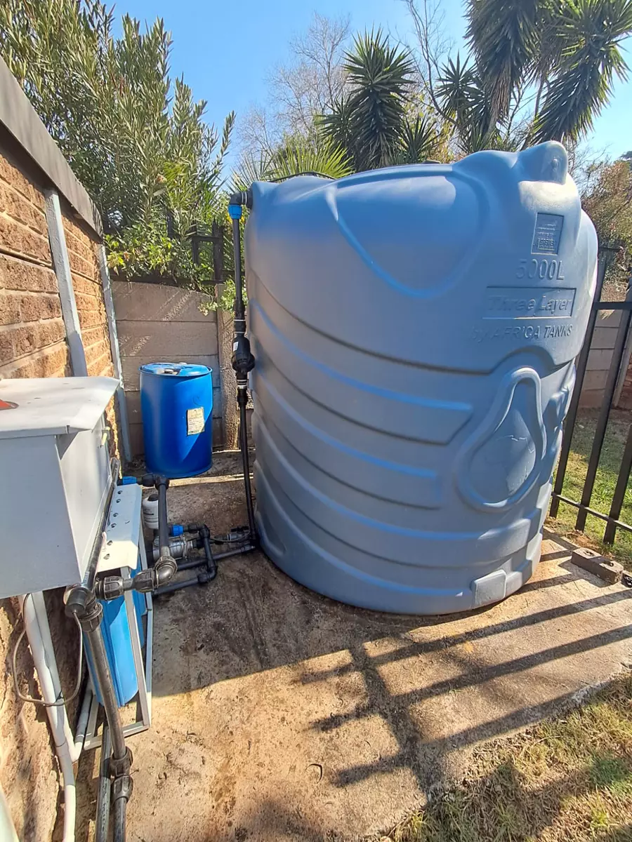 Large blue 5000L water storage tank and pump filtration system