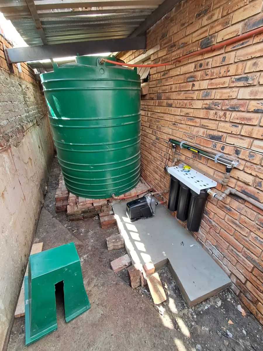 Green water tank, pump and filtration unit in a narrow space
